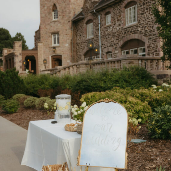 A guestbook table set up on the sidewalk of the Mansion.